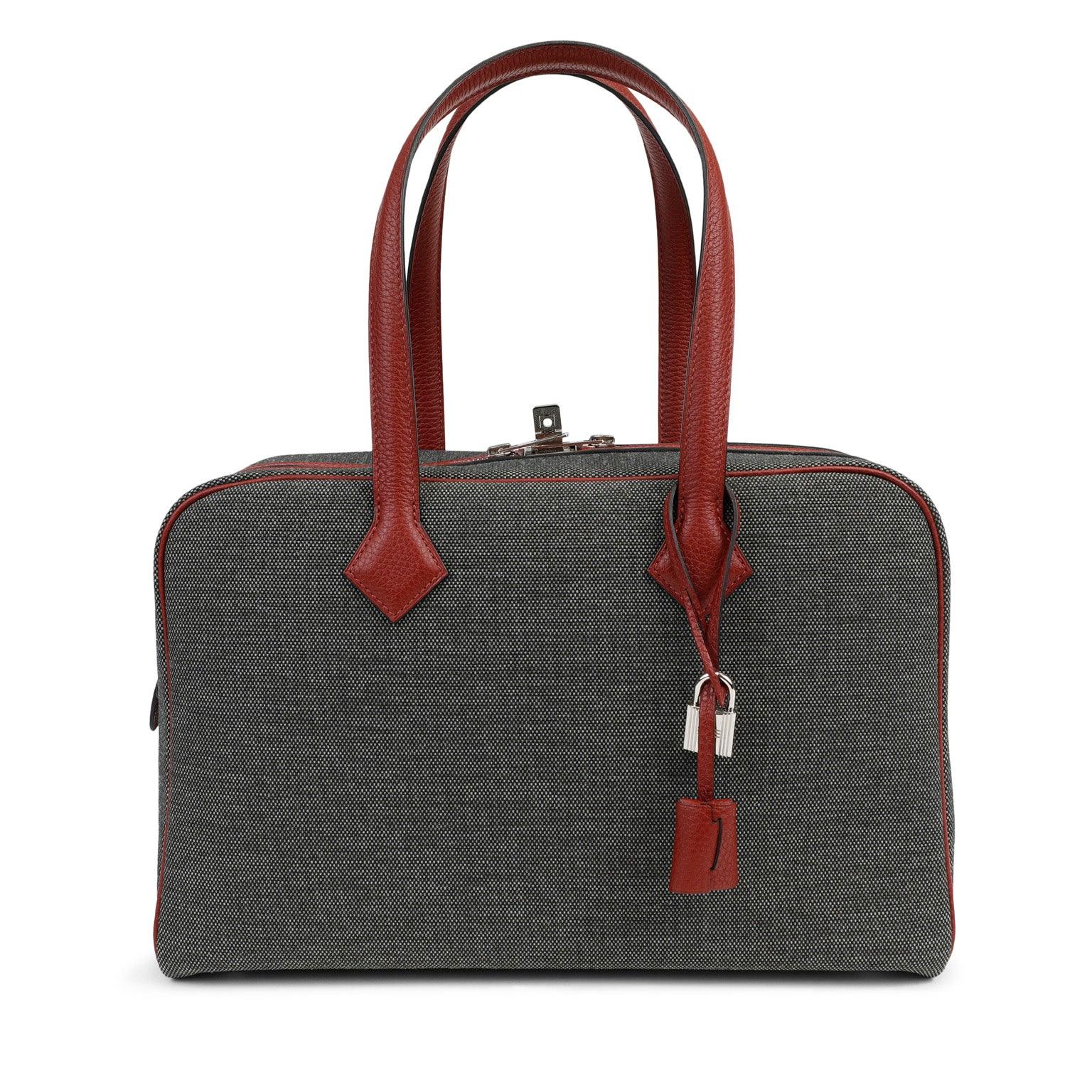 Stay stylish and organized with this versatile Hermès
